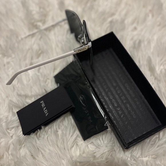 Authentic PRADA Oversized Sunglasses Sunnies Mint Condition Case High Fashion - Picture 4 of 5